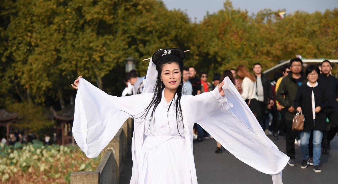 西湖穿越来了一个白娘子在断桥上找许仙见了保安现原形