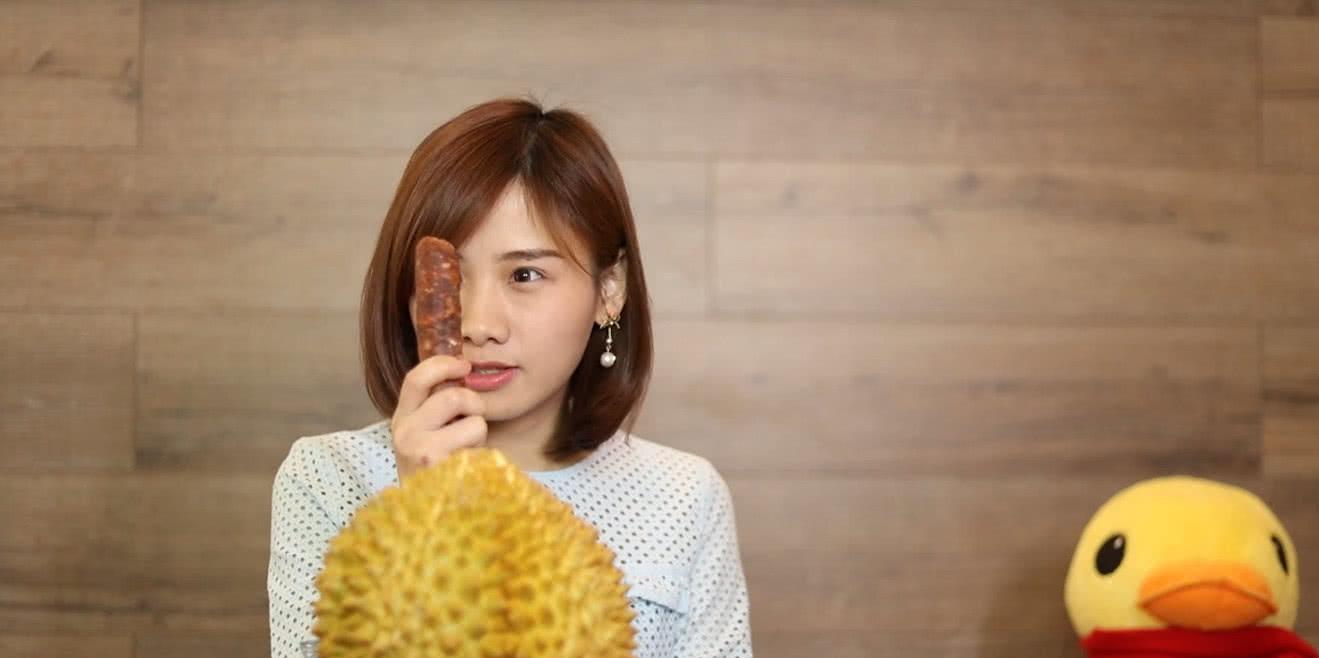 密子君和饲养员比赛开榴莲,自创了这样的方式,一般人都不敢尝试