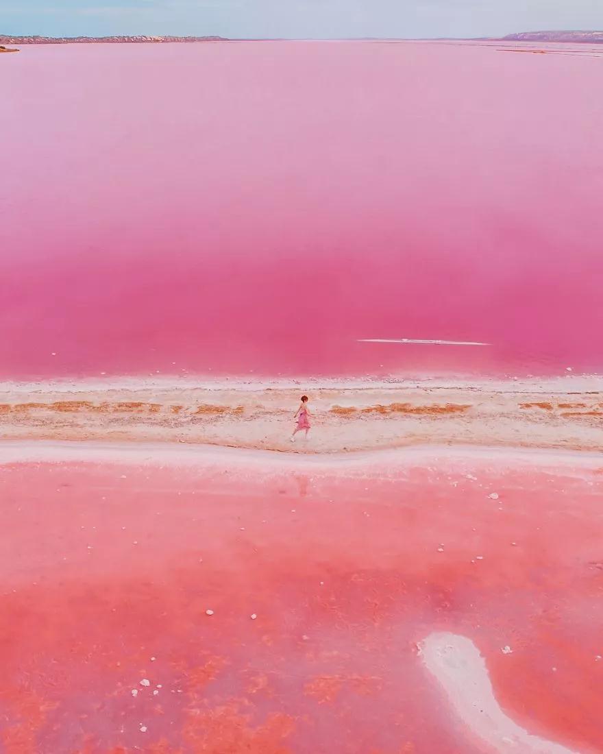 赫特泻湖是一个粉红色盐湖,就像一个羞涩的新娘