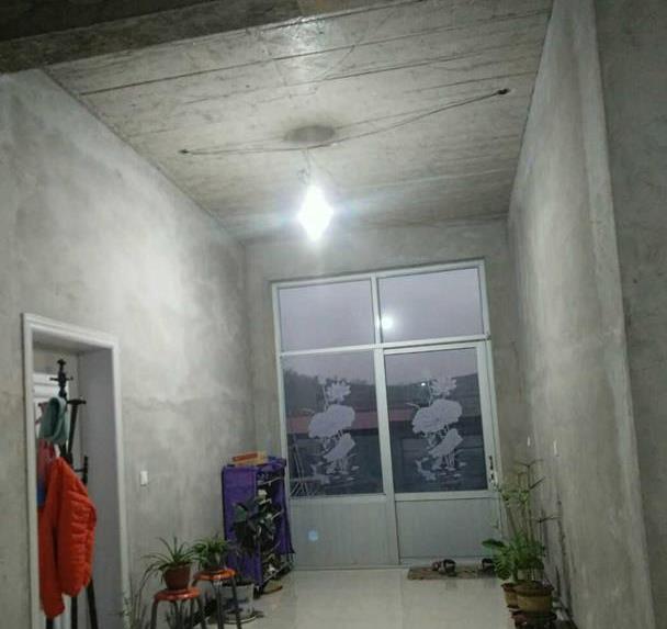 农村堂哥死要面子,新房外表装修堂皇,一家人却住着毛坯房