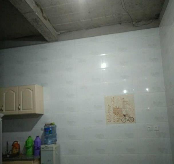 农村堂哥死要面子,新房外表装修堂皇,一家人却住着毛坯房