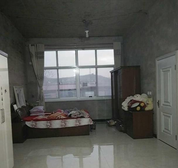 农村堂哥死要面子,新房外表装修堂皇,一家人却住着毛坯房