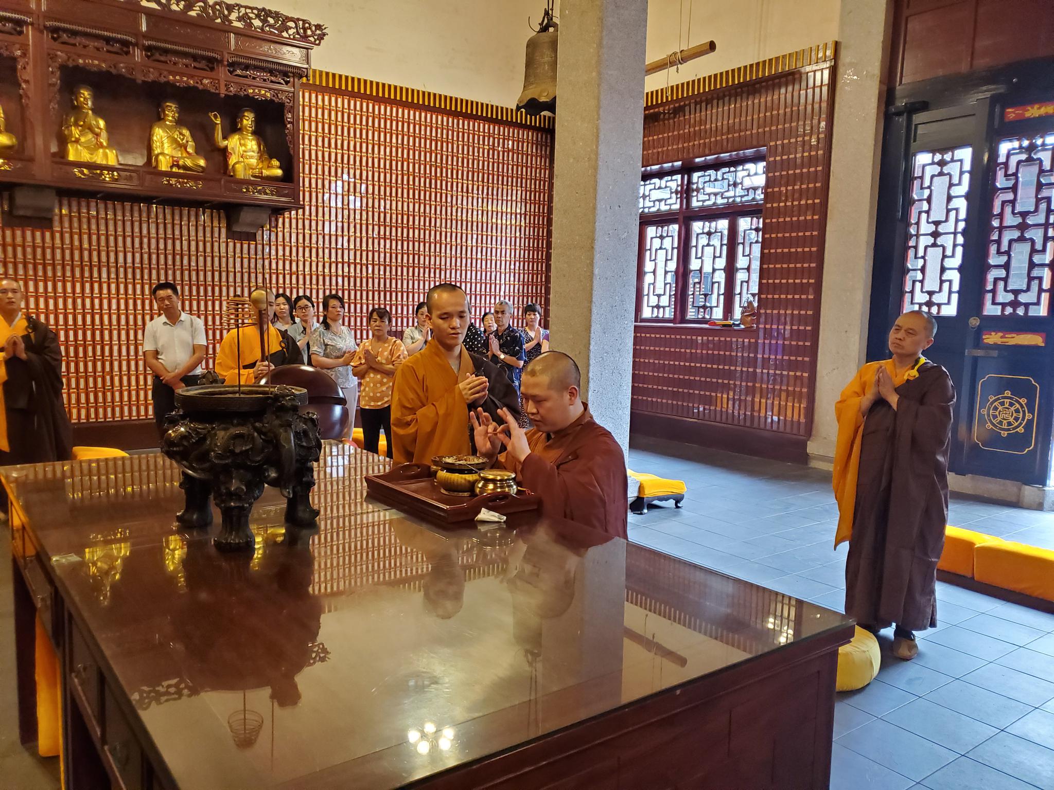 曹洞宗第四十九代嗣法弟子宽文法师到南岳南台寺礼祖