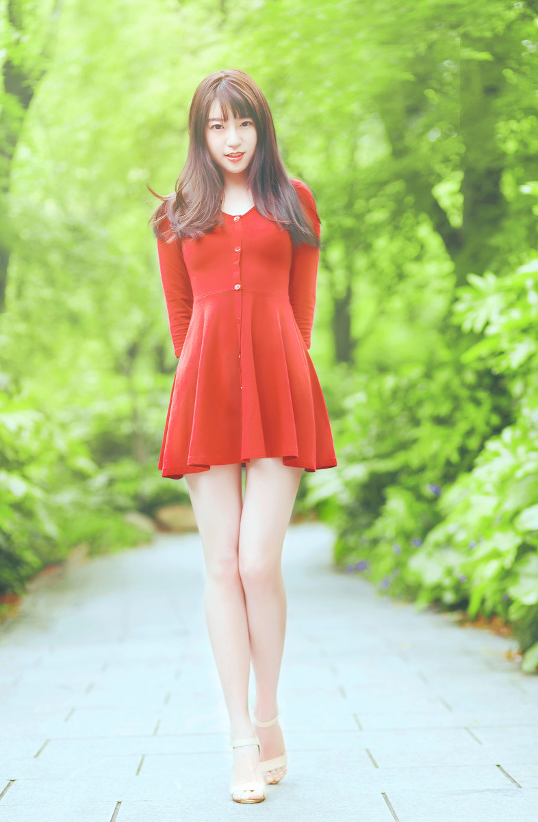 摄影分享:迷你短裙刘海素颜美女