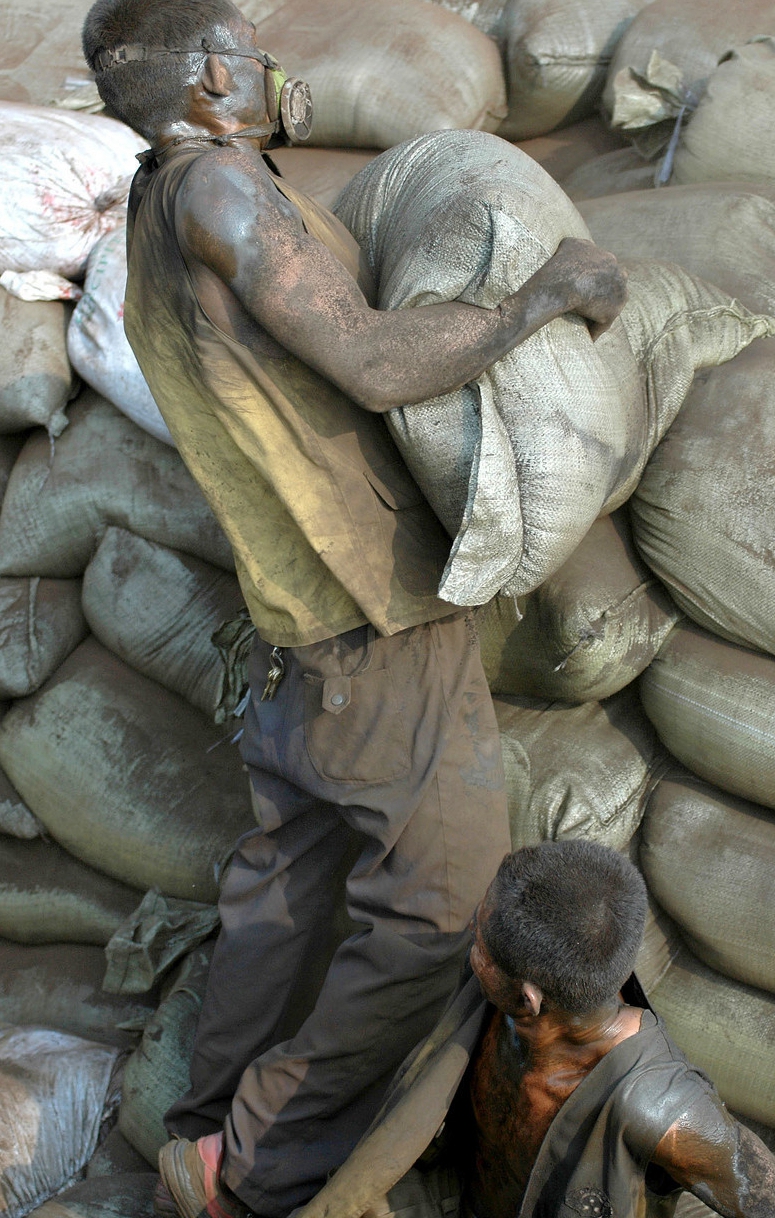 秀苦力的网红们装什么卖苦力的装卸工用生命装点劳动者本色