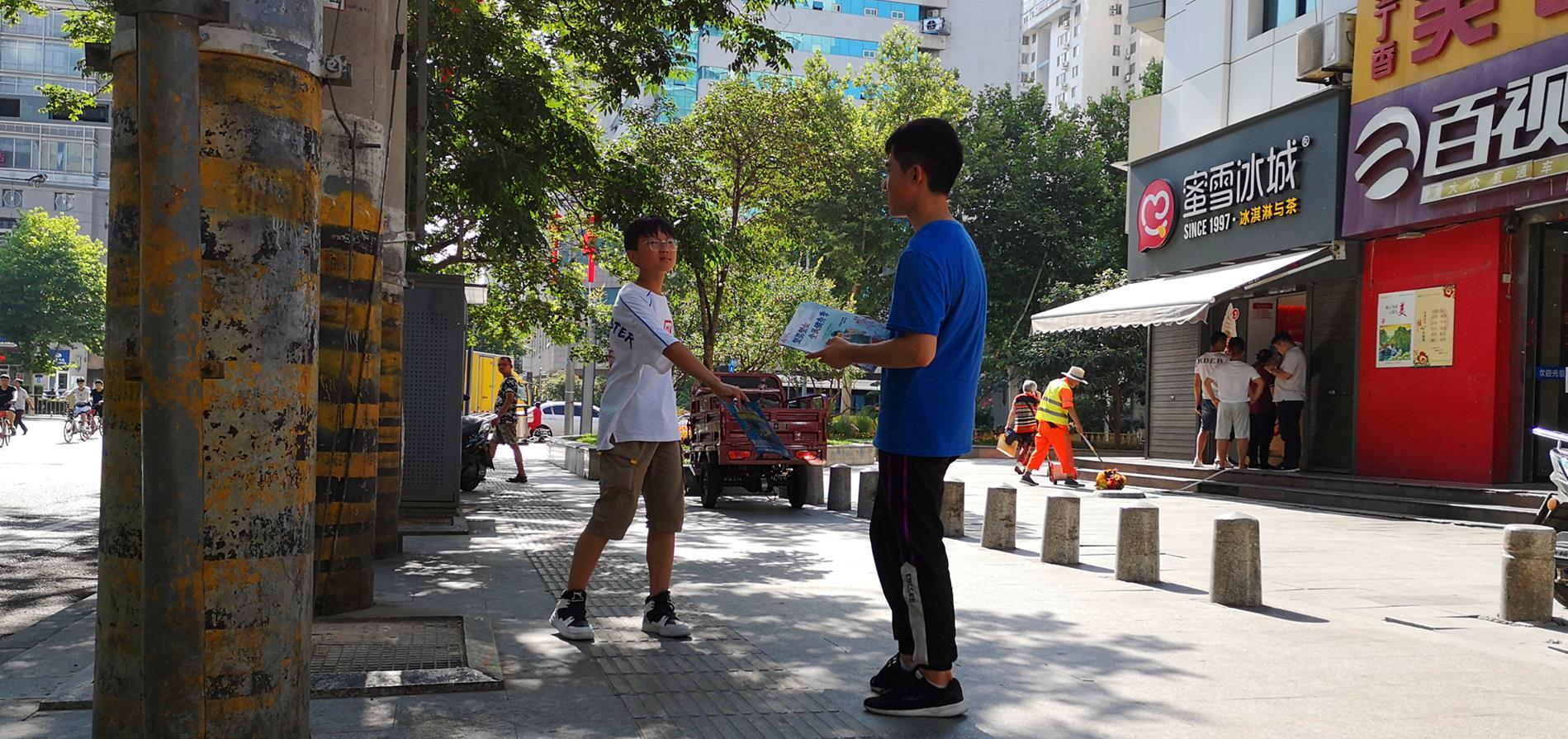 西安高中生38度暴晒发传单:钱要花在刀刃上,所以买双新aj球鞋