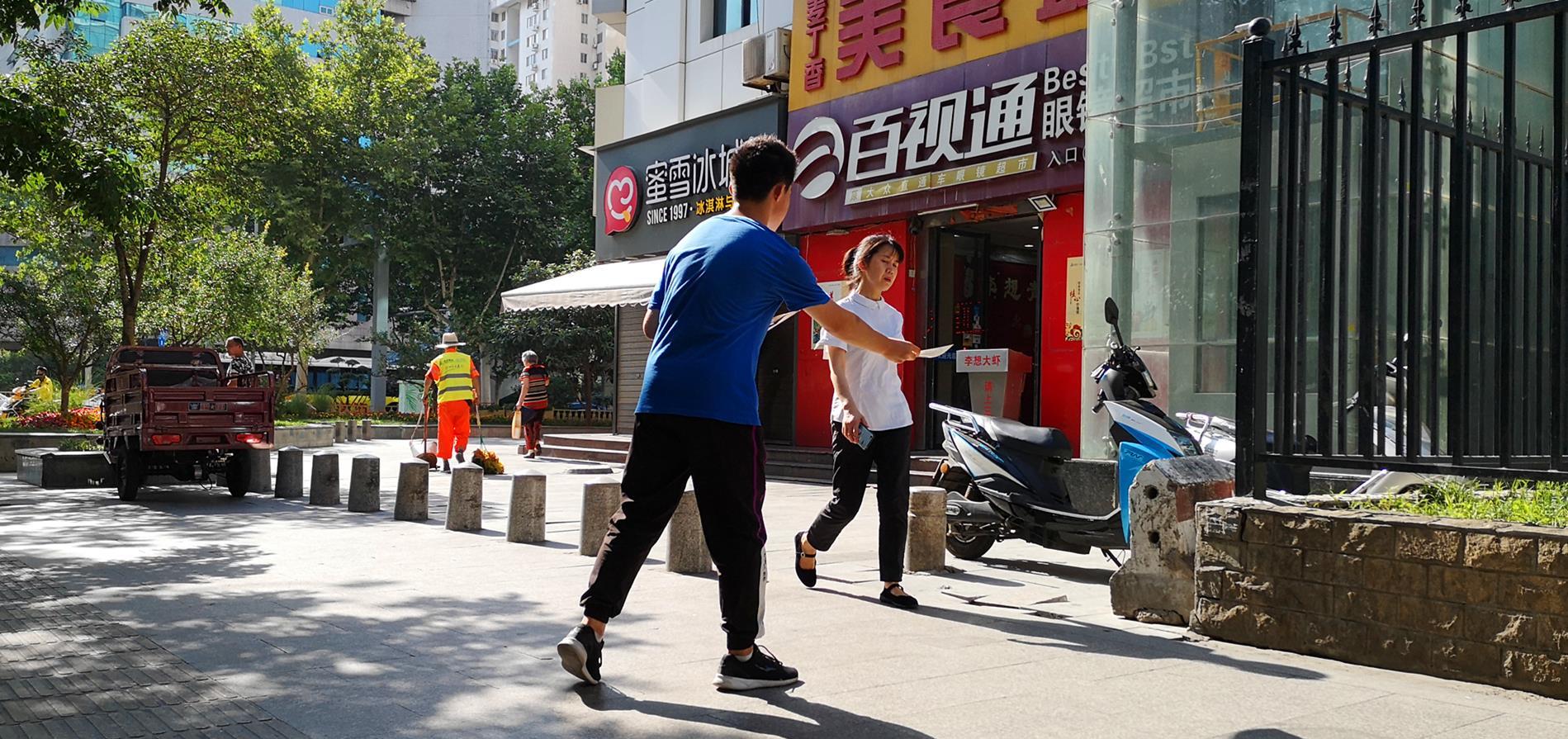 西安高中生38度暴晒发传单:钱要花在刀刃上,所以买双新aj球鞋