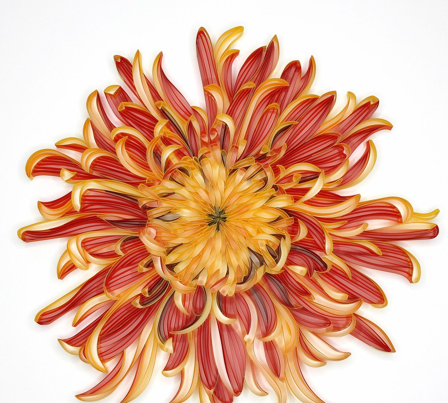 这样一朵绚丽绽放的花朵的时候,你可能很难想象,其实,它是一个纸雕