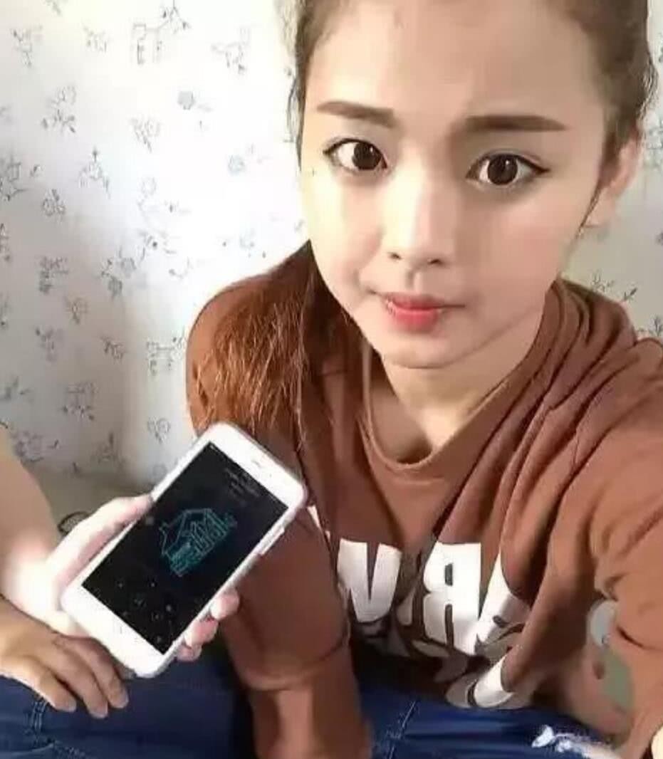 杨超越打工照被扒, 婴儿肥的同时头发也是黄的, 且妆容很夸张