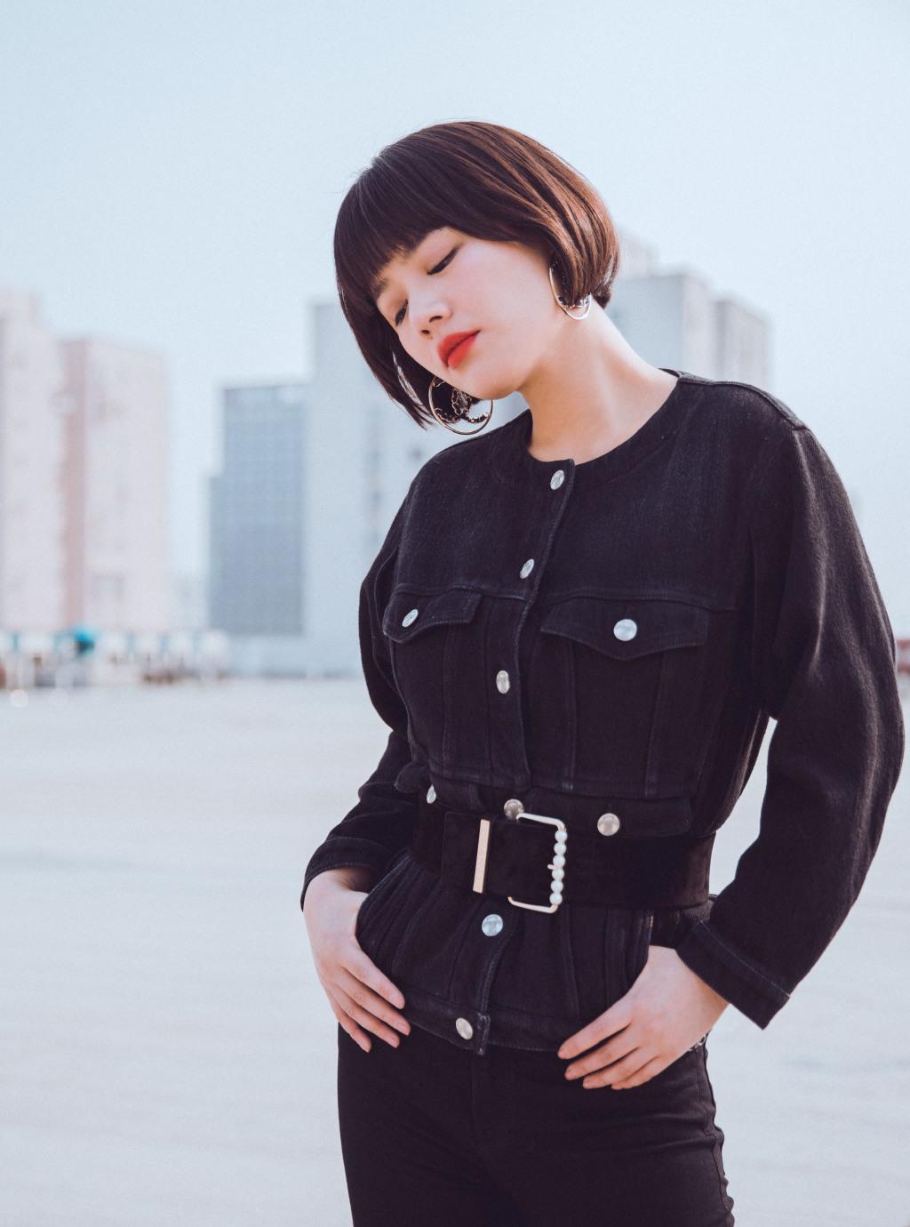 马思纯又凹新发型,只是剪了"摩卡波波头",却意外的很少女!