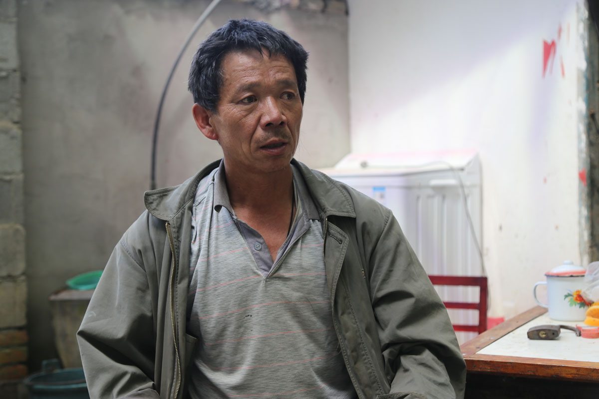 残疾男子自强自立靠养鸡脱贫称自己挣钱花光彩