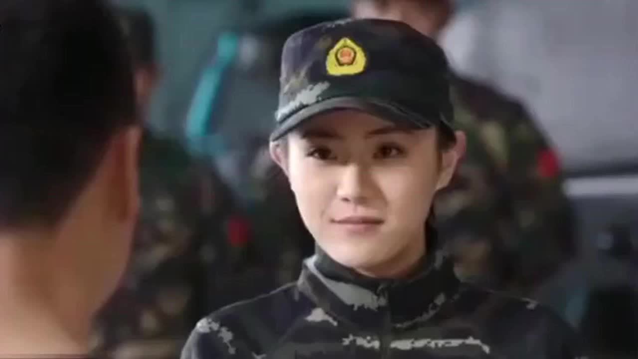 男特种兵看不起女教官,结果被女教官当场撂倒,并吐槽是花拳绣腿