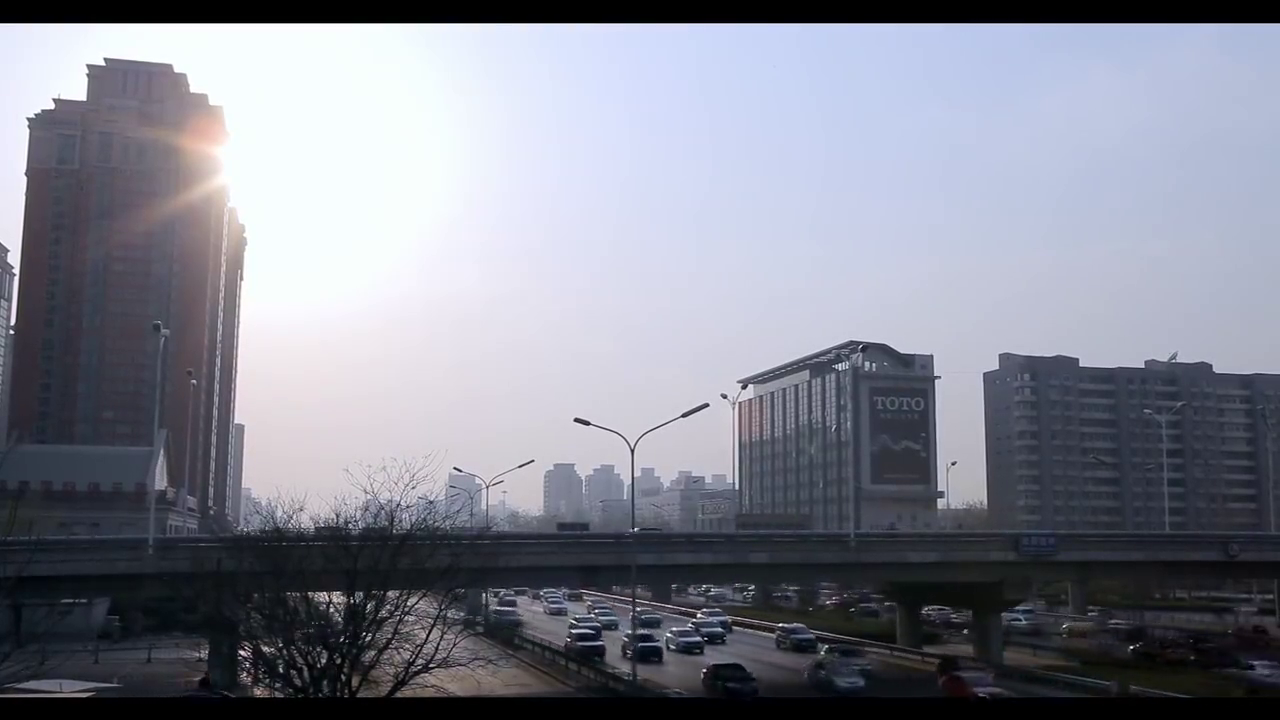少女老是望着窗 而母亲也正在讨论她的工作 不知结果又会是怎样 少女老是望着窗 而母亲也正在讨论她的工作 不知结果又会是怎样