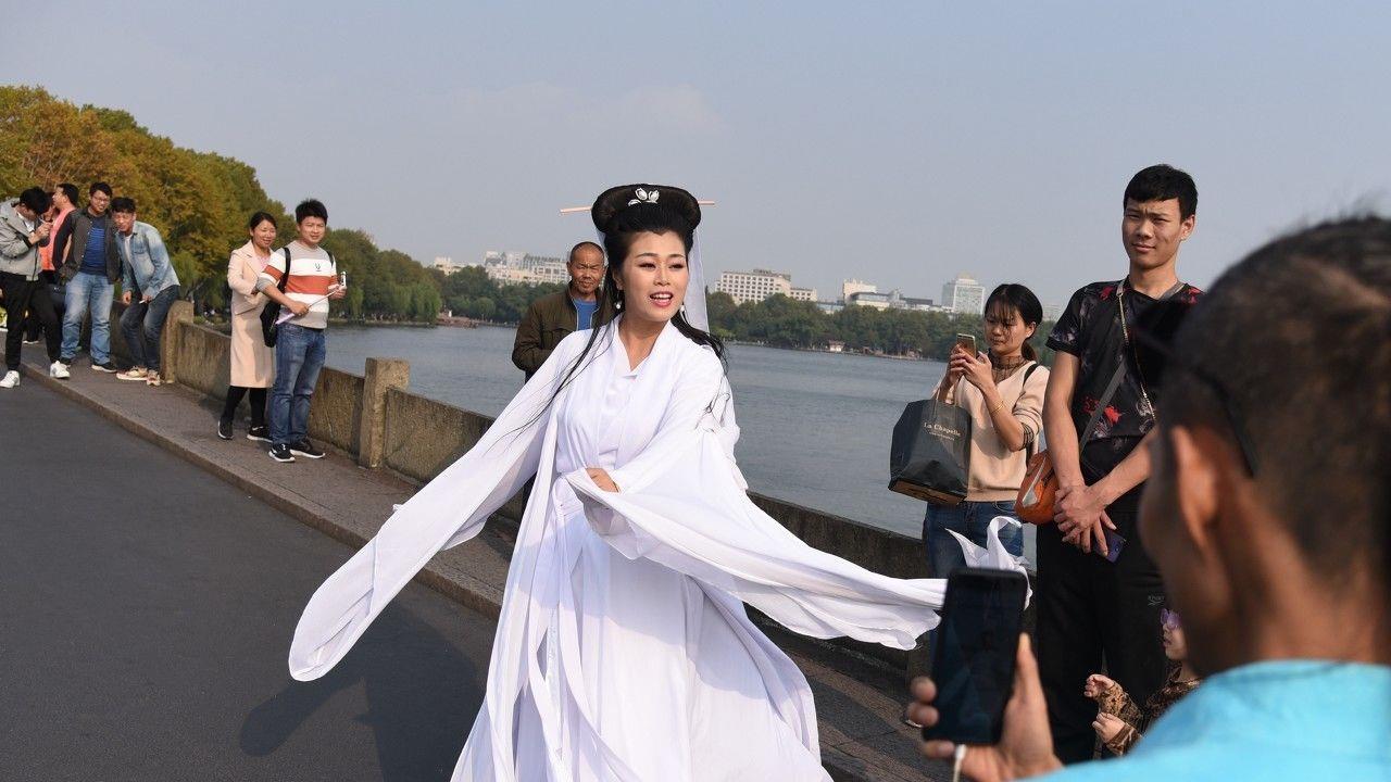 西湖穿越来了一个白娘子在断桥上找许仙见了保安现原形