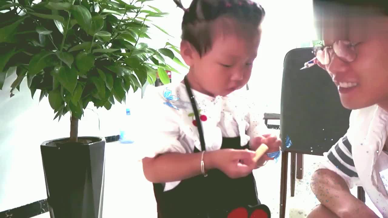 我与侄女的日常,小孩子对着镜头竟然还害羞!_新浪新闻