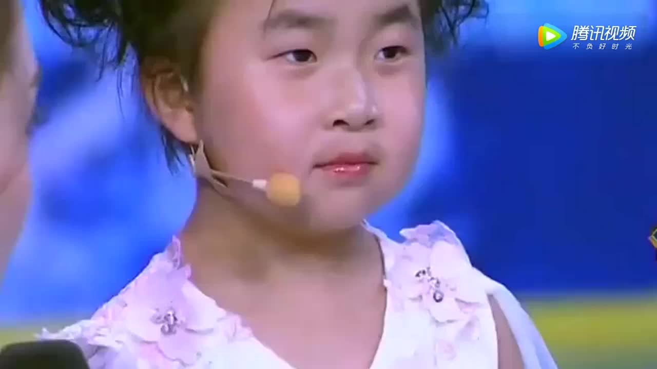 李欣蕊的小脸蛋肉嘟嘟的太可爱了主持人都忍不住想捏一捏