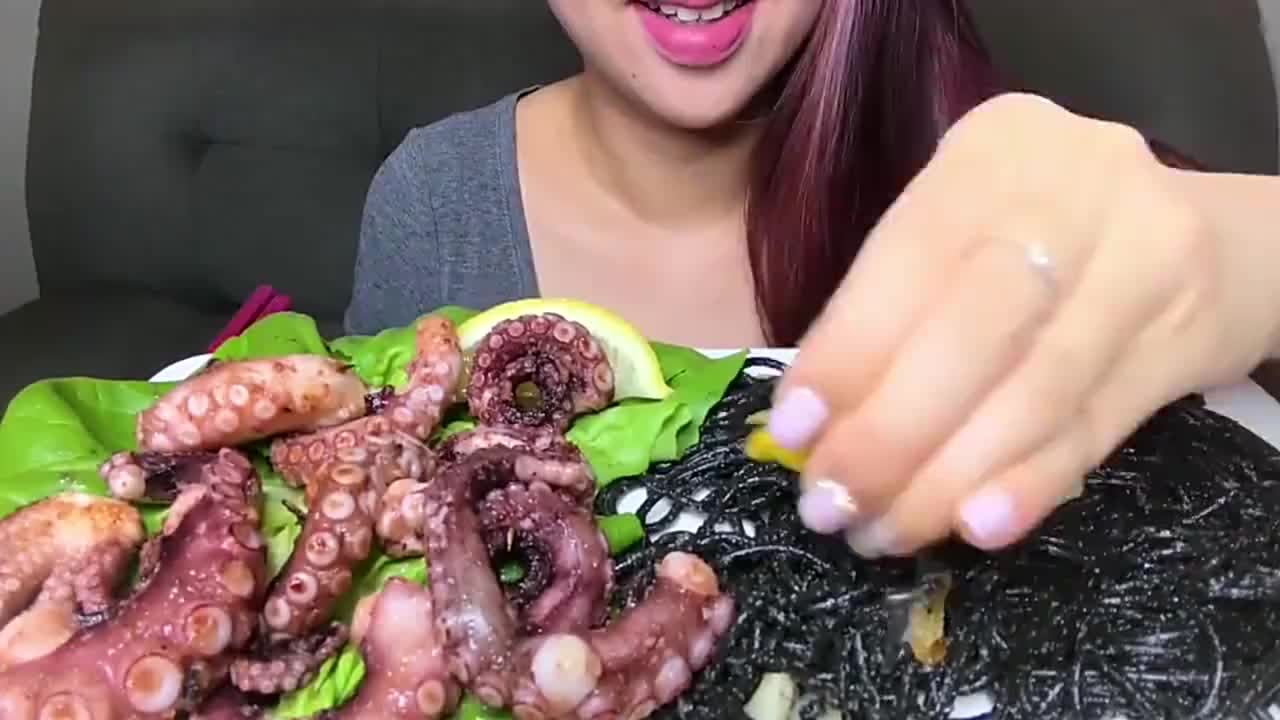 吃播美食:越南美女吃巨大鱿鱼拌木瓜丝,摆盘很可爱!