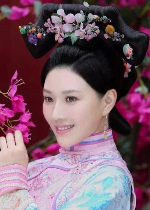 清宫别样旗服,淡雅得宜