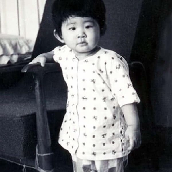 图1是实力派喜剧演员吴君如儿时旧照,看着十分的可爱,这俩招风大耳