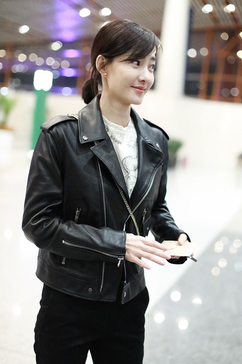 王丽坤深夜现身机场皮衣造型时尚不浮夸一路甜笑撩人实力满分