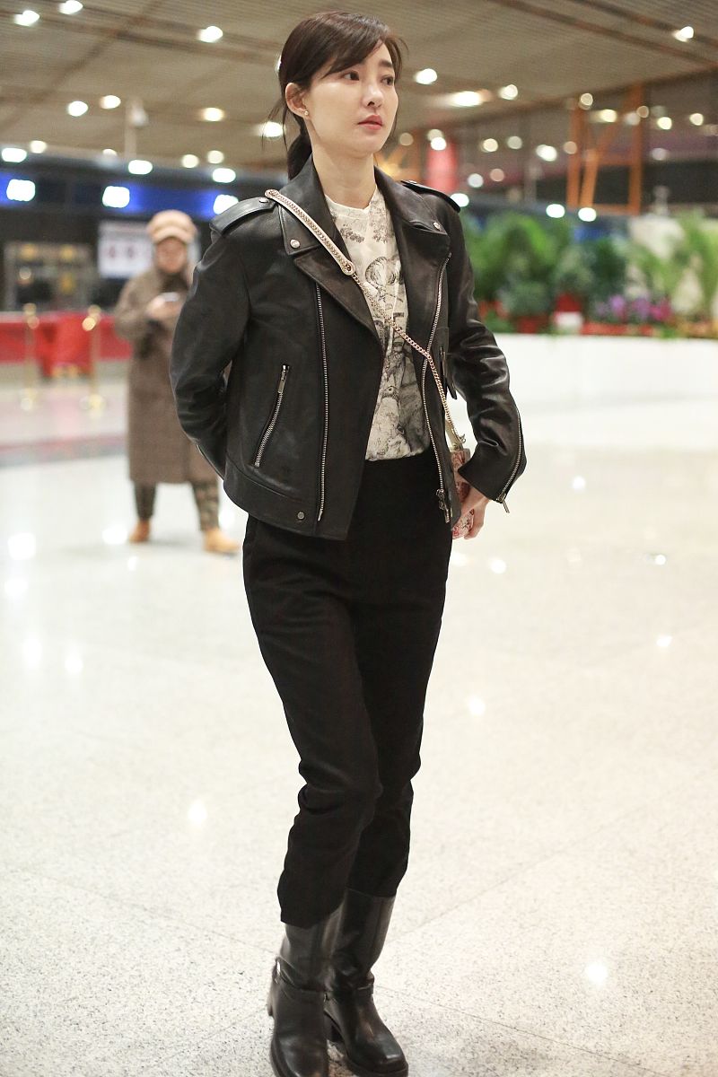 王丽坤深夜现身机场皮衣造型时尚不浮夸一路甜笑撩人实力满分