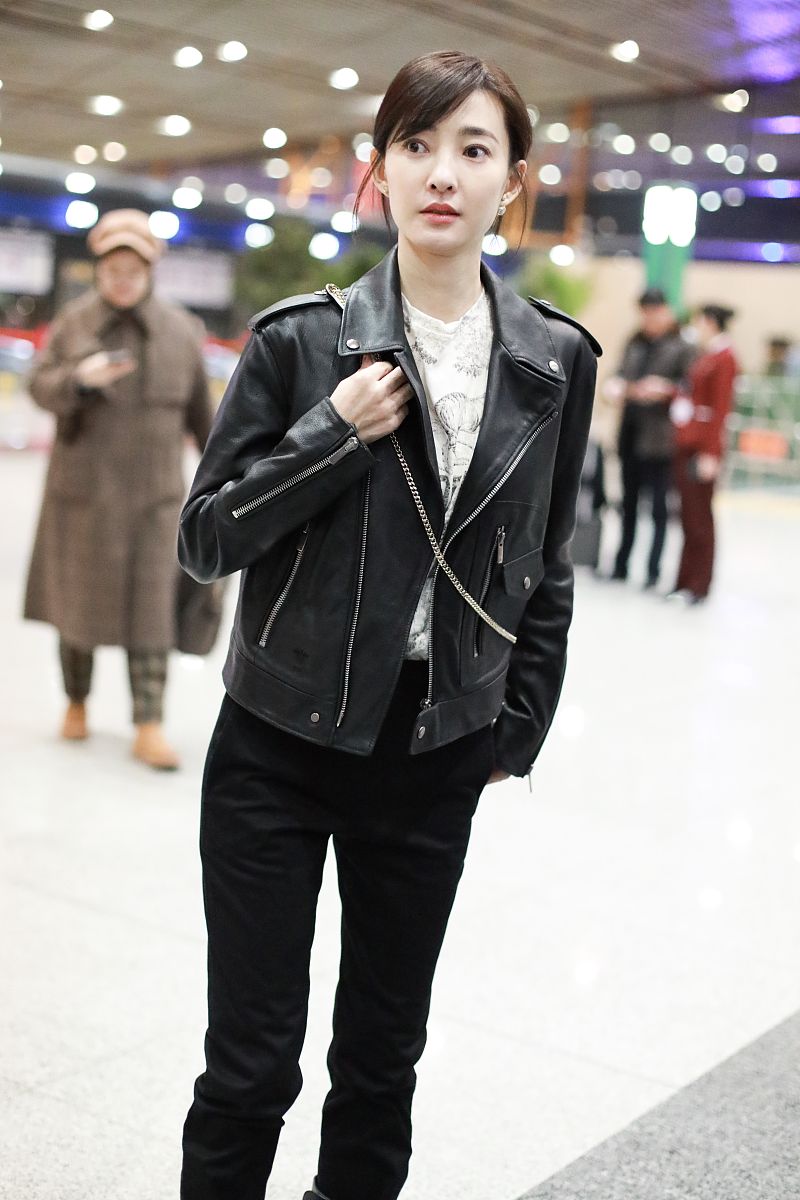 王丽坤深夜现身机场皮衣造型时尚不浮夸一路甜笑撩人实力满分