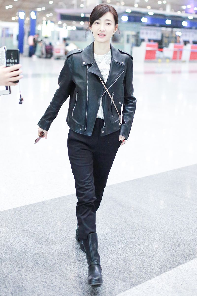 王丽坤深夜现身机场皮衣造型时尚不浮夸一路甜笑撩人实力满分