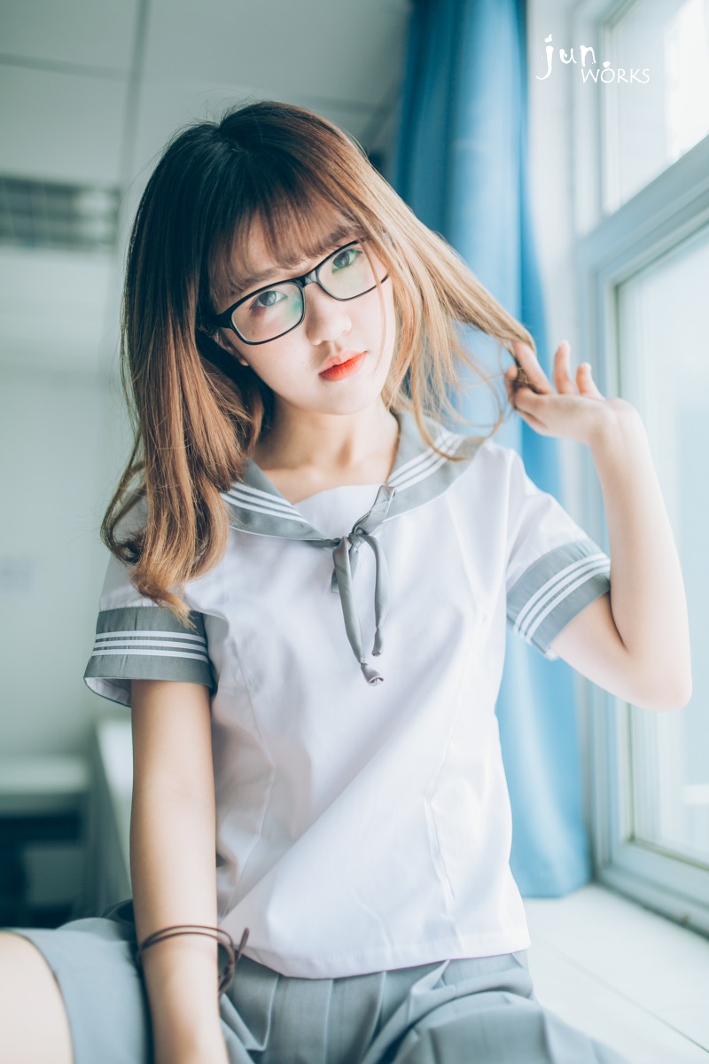 眼镜美女学生制服教室写真 清纯可爱