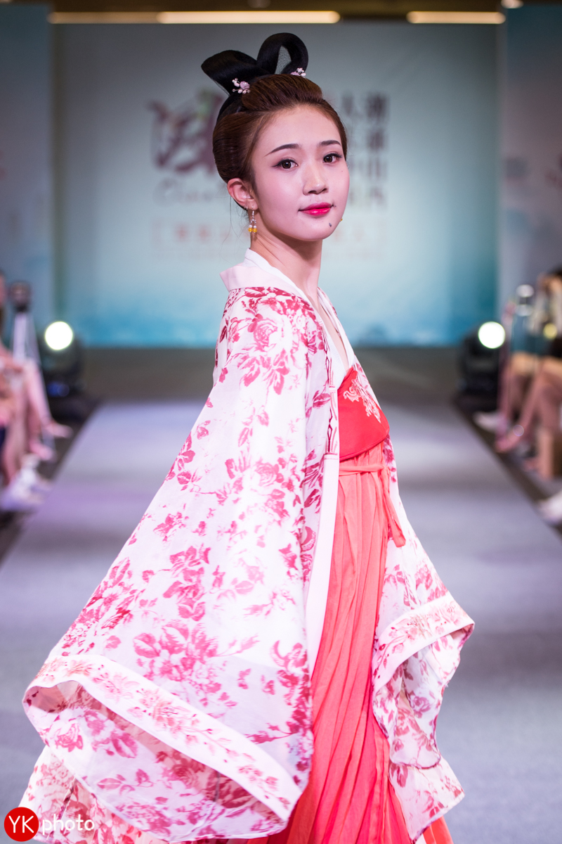 美女模特身穿汉服走秀,莞尔一笑的瞬间十分惊艳.