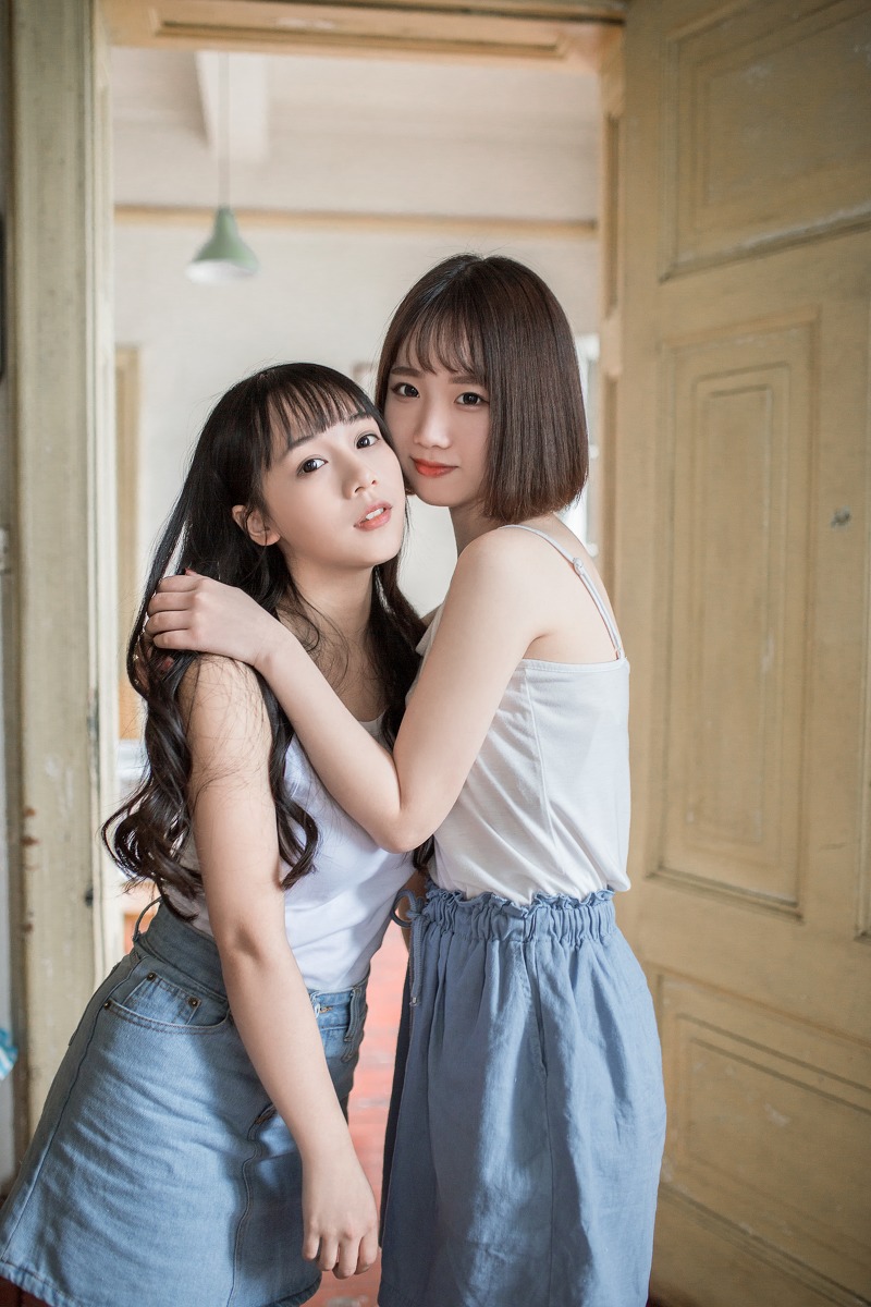 摄影分享:刘海卷发女孩与短发女孩姐妹花