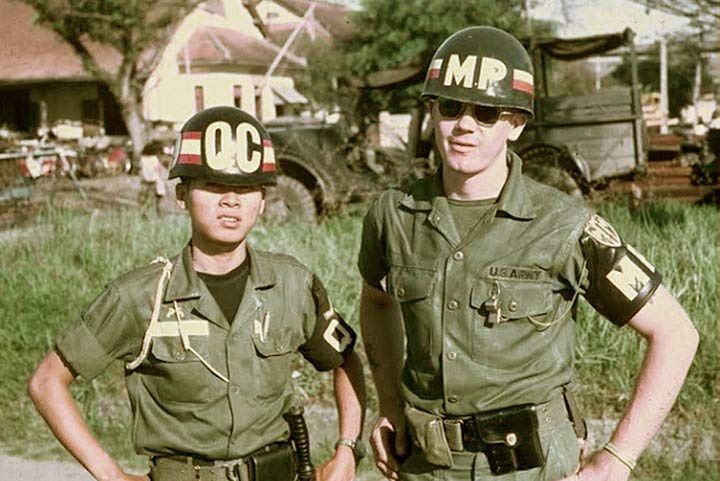 越南战争老照片:身材高大的美国宪兵和瘦小精干的南越宪兵_高清图集