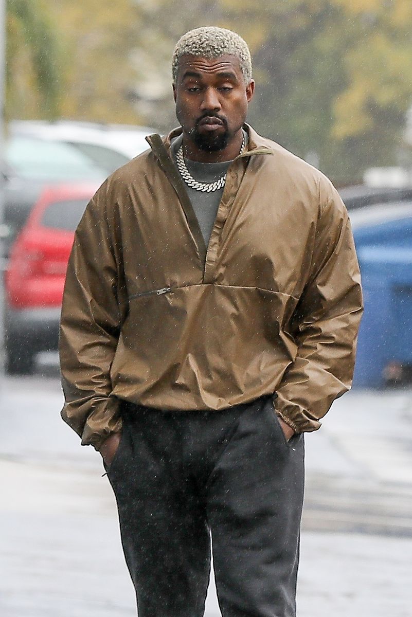 "侃爷"雨天现身街头,和朋友交谈走路霸气|美国加州|侃爷|交谈_新浪