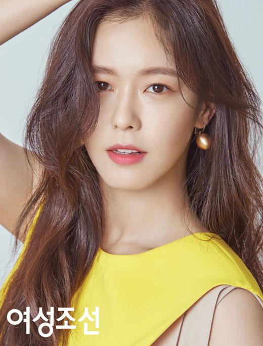 韩国女艺人景收真拍时装杂志写真