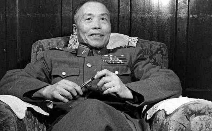 丈夫出国只带二房,告诉原配:那边只能一夫一妻,你在老家呆着吧