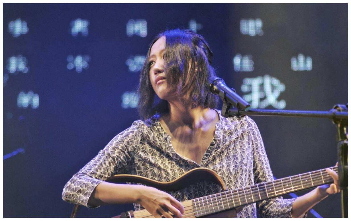 她没有经纪公司,首张专辑三首歌爆红,如今在歌手展现自己
