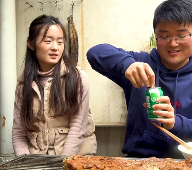 徐大骚情人节烤羊排,还要给嫂子灌啤酒,小肥羊却成了电灯泡