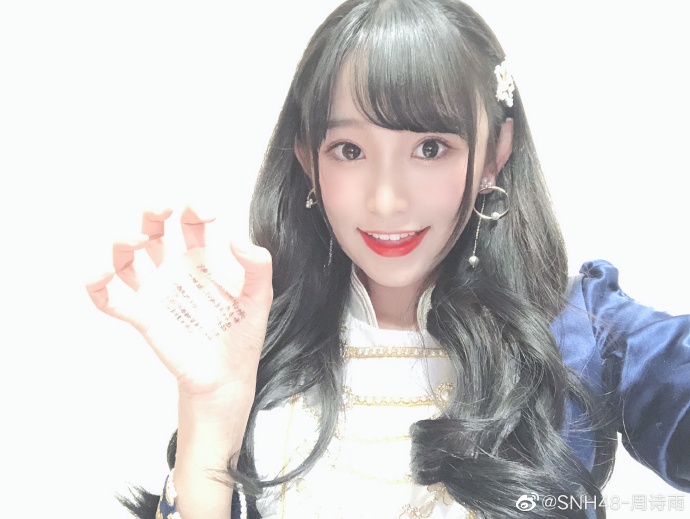 人气偶像团体SNH48周诗雨可爱自拍写真美照欣赏
