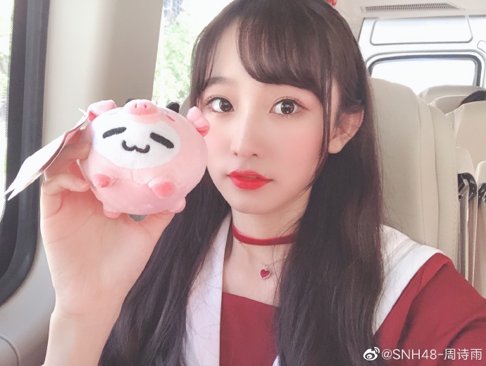 人气偶像团体SNH48周诗雨可爱自拍写真美照欣赏
