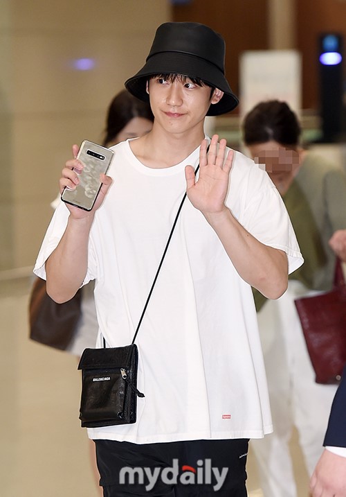 韩国艺人丁海寅结束国外行程飞回仁川机场