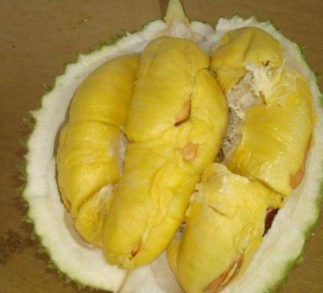 50块钱买了一个小榴莲,老板帮忙切开后,老板娘的脸都黑了|榴莲|老板娘