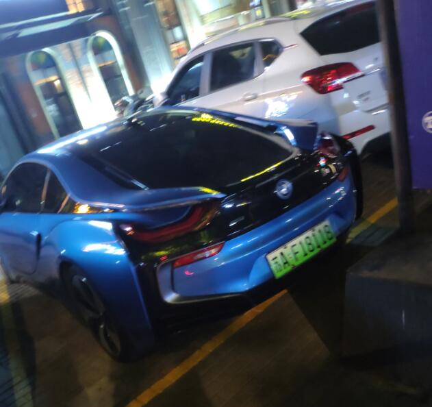 南京街头实拍宝马i8跑车,新能源绿牌相当醒目!