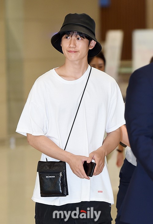 韩国艺人丁海寅结束国外行程飞回仁川机场