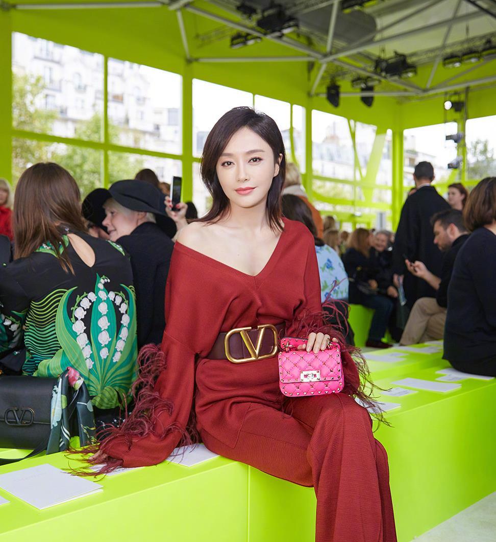 秦岚现身巴黎看秀,身穿红色套装知性优雅,大v领展露优美线条!