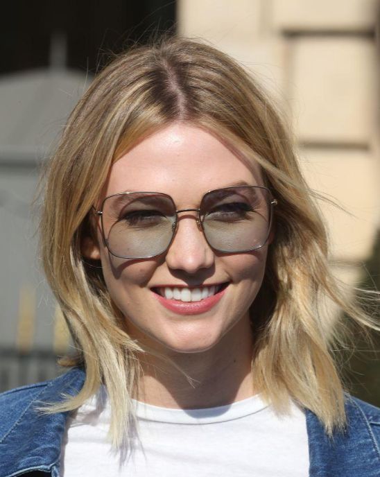 维密超模卡莉·克劳斯穿高腰裤秀霸屏长腿,发型飘逸走路带风