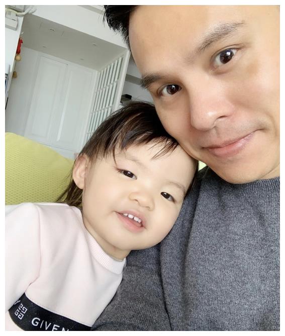 熊黛林老公郭可颂晒全家福 一家穿红衣双胞胎女儿颜值差距大