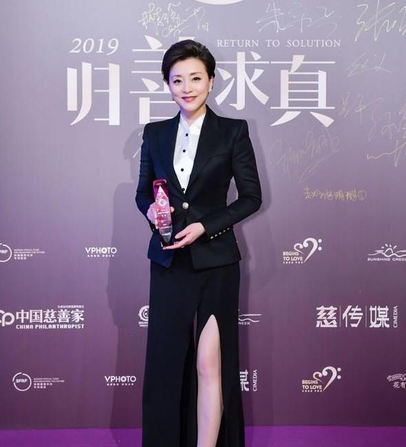 杨澜终于性感一回,51岁穿开叉长裙短发惊艳美得很高级