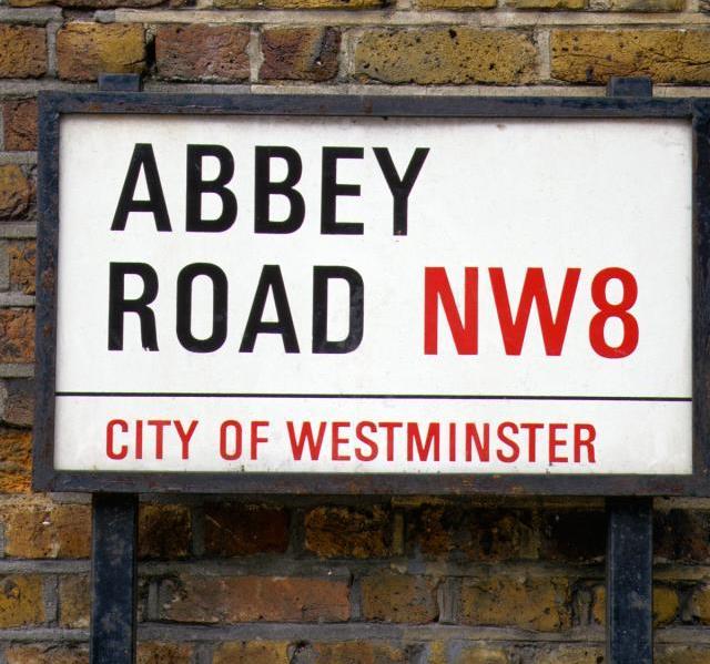 在伦敦歌迷们重现了披头士乐队50年前的艾比路专辑封面