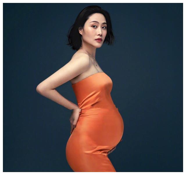 前往美国与拉尔森的家人正式见面,不过,此时马蕴雯已经是怀孕4个多月