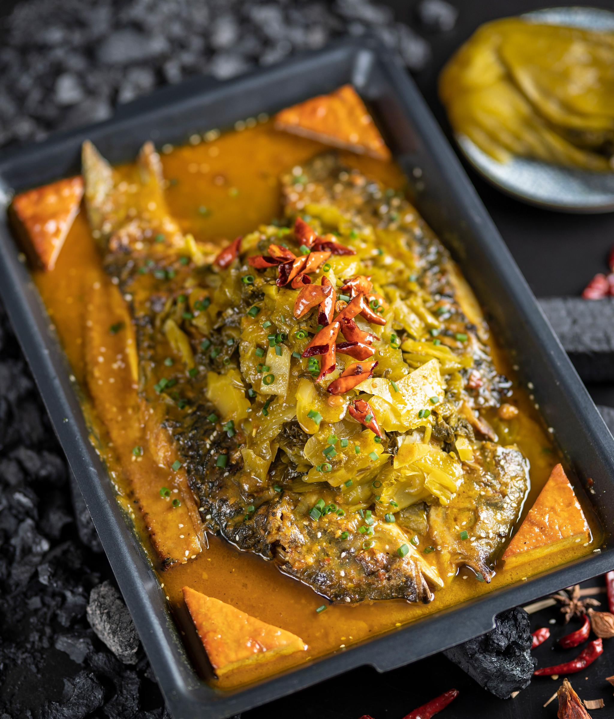 令人垂涎的烤鱼,炭火牛蛙,串串火锅,酸菜鱼和小龙虾