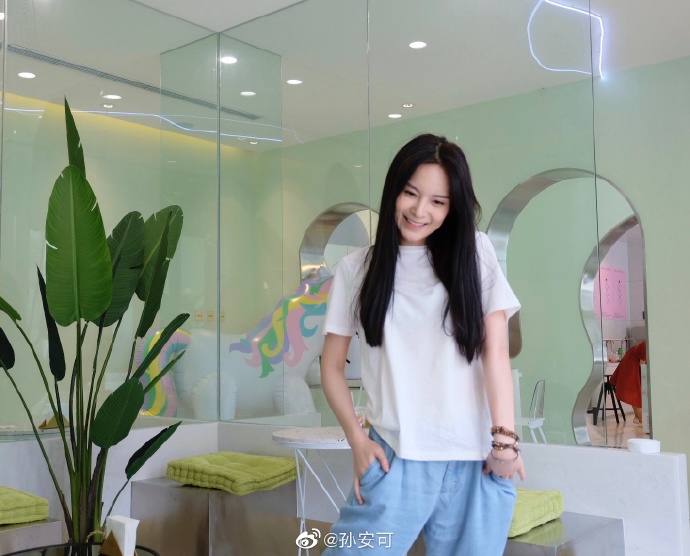 美女演员孙安可迷人写真美照欣赏